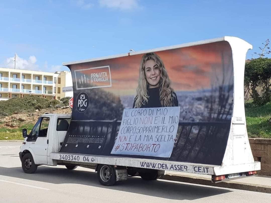 Manifesti antiaborto ad Alghero, scoppia la polemica
