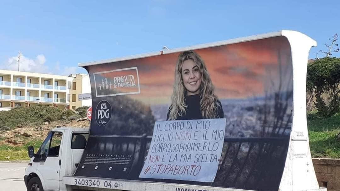 Manifesti antiaborto ad Alghero, scoppia la polemica