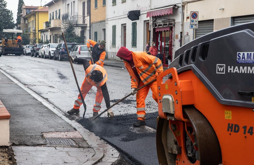 Operai al lavoro per l’asfaltatura di un tratto di via Ponzano a Empoli