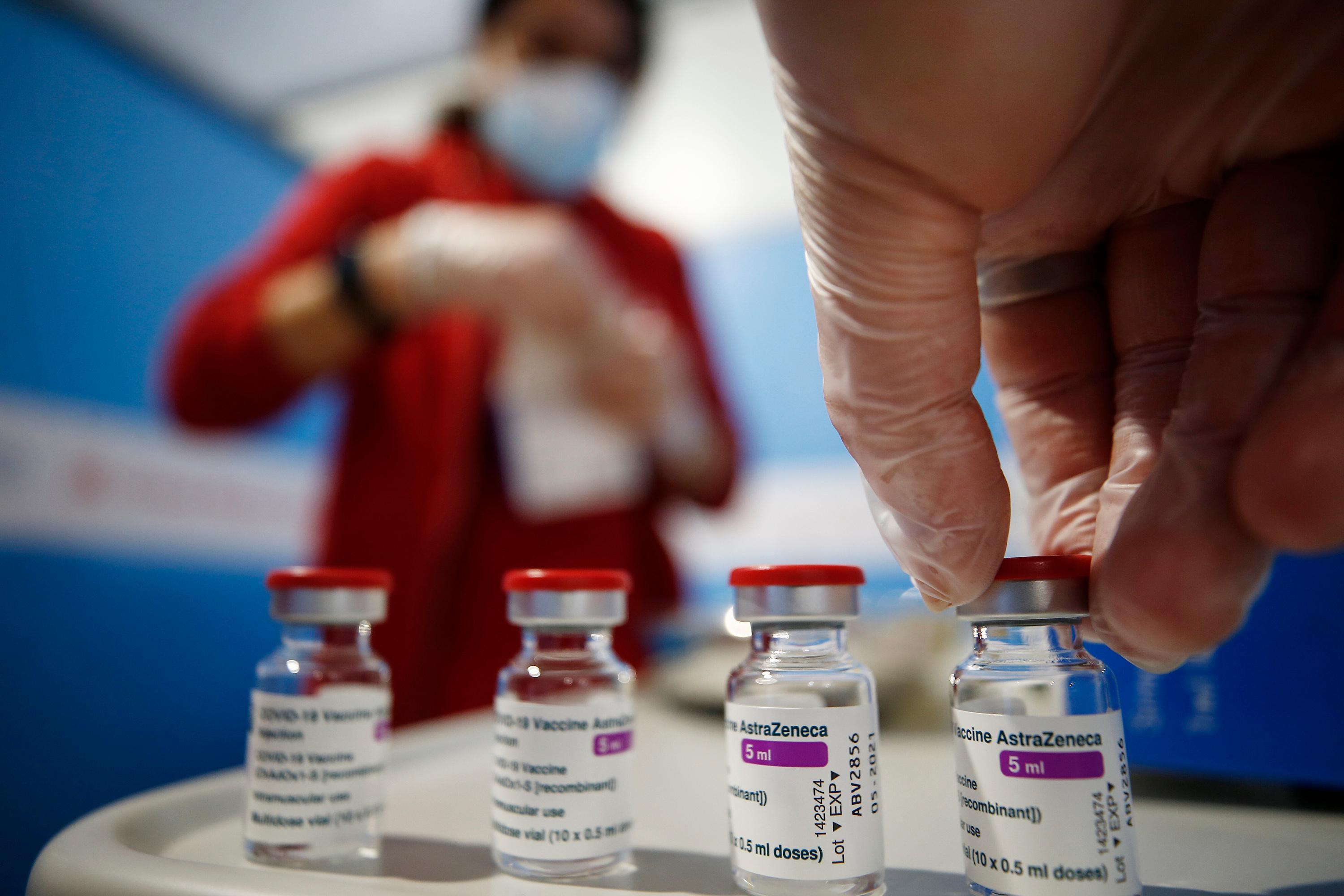 Vaccini anti-Covid, gli esperti: «Effetti collaterali presenti nel 10% di casi e di scarsa gravità» 