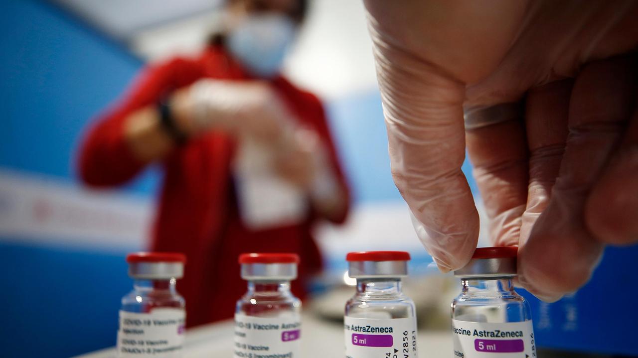 Vaccini anti-Covid, gli esperti: «Effetti collaterali presenti nel 10% di casi e di scarsa gravità»