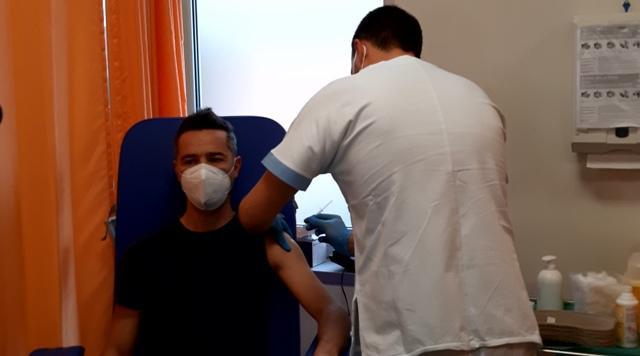 L'insegnante Christian Mannelli durante la vaccinazione