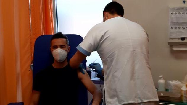 L'insegnante Christian Mannelli durante la vaccinazione