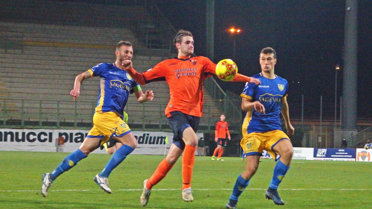 Un'azione del derby fra Pistoiese e Carrarese (Foto Gori)