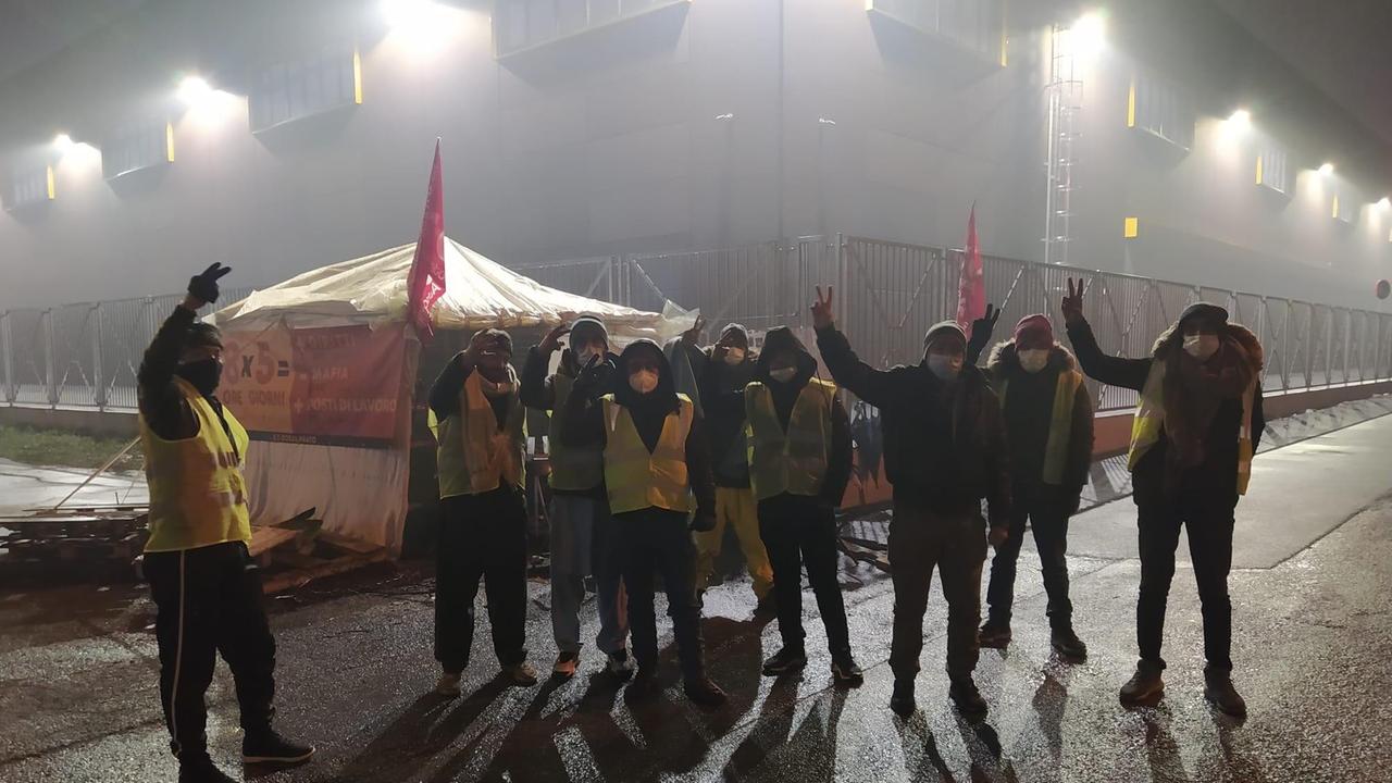Il presidio di fronte alla Texsprint organizzato dal Si Cobas