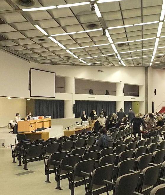 La sala del centro congressi trasformata in aula di tribunale (foto Muzzi)