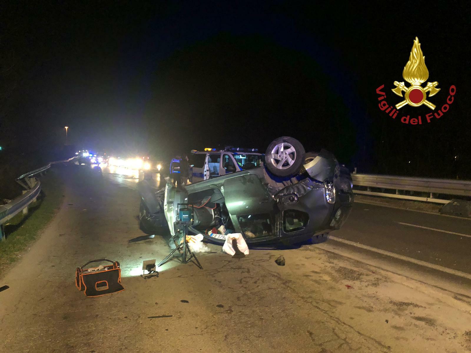Modena, schianto in tangenziale: auto si rovescia