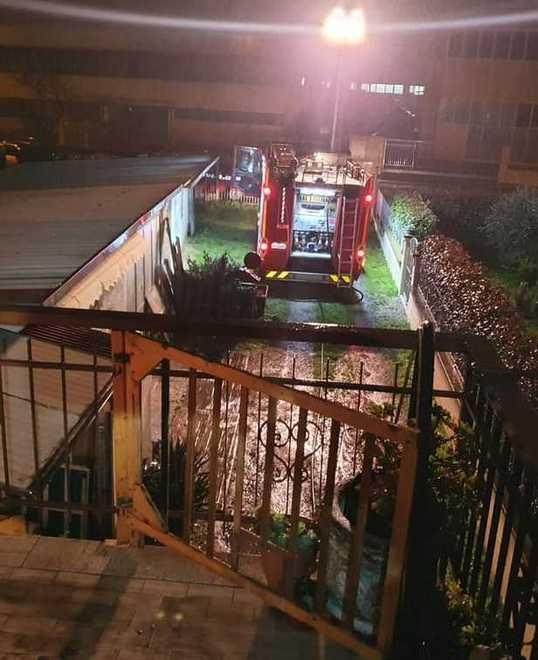 L’intervento dei vigili del fuoco per l’incendio in via Pratovecchio