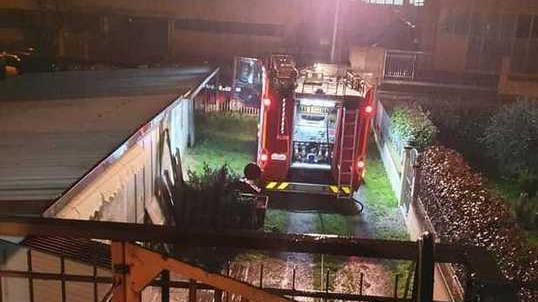 L’intervento dei vigili del fuoco per l’incendio in via Pratovecchio