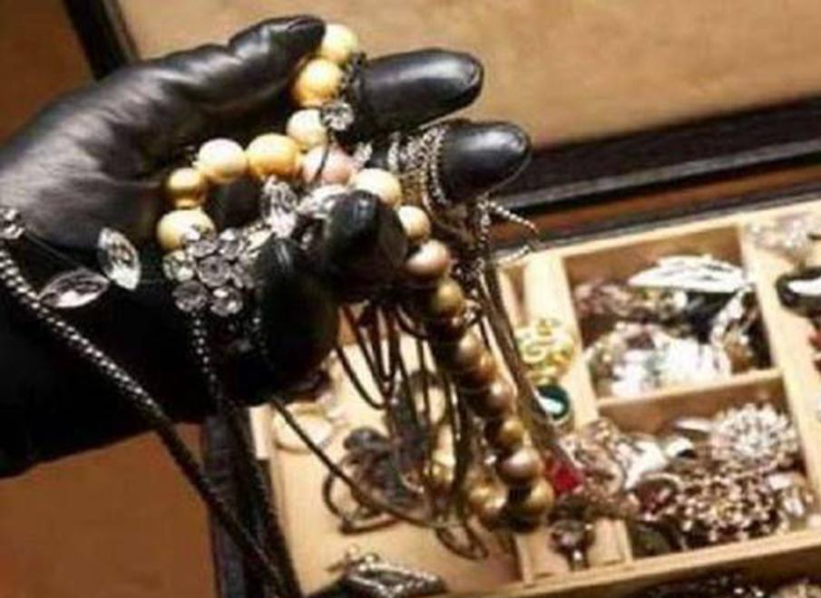Furti nelle gioiellerie a Prato e Lucca: fermata una donna a Rimini