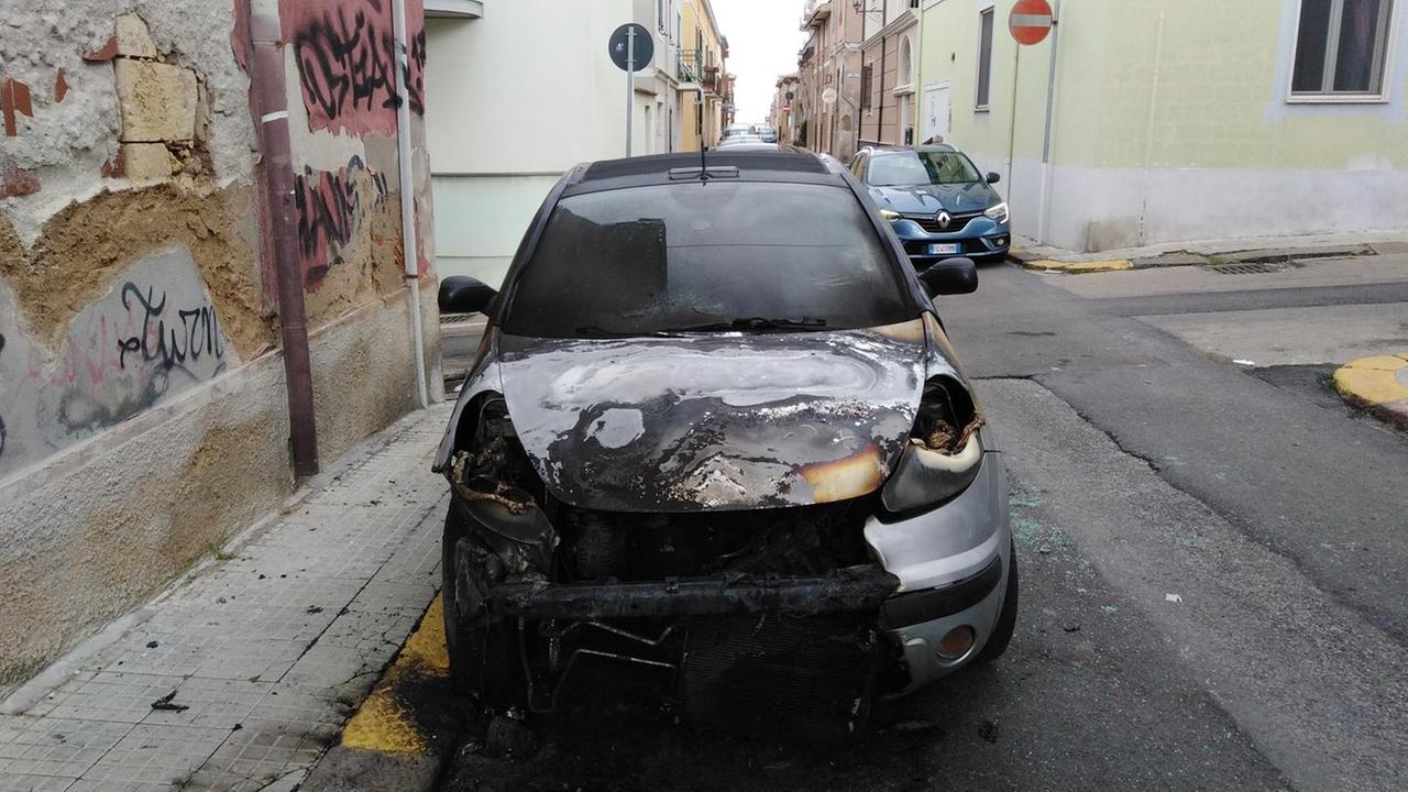 Fiamme nella notte, distrutta una Citroën C3 in via Angioy