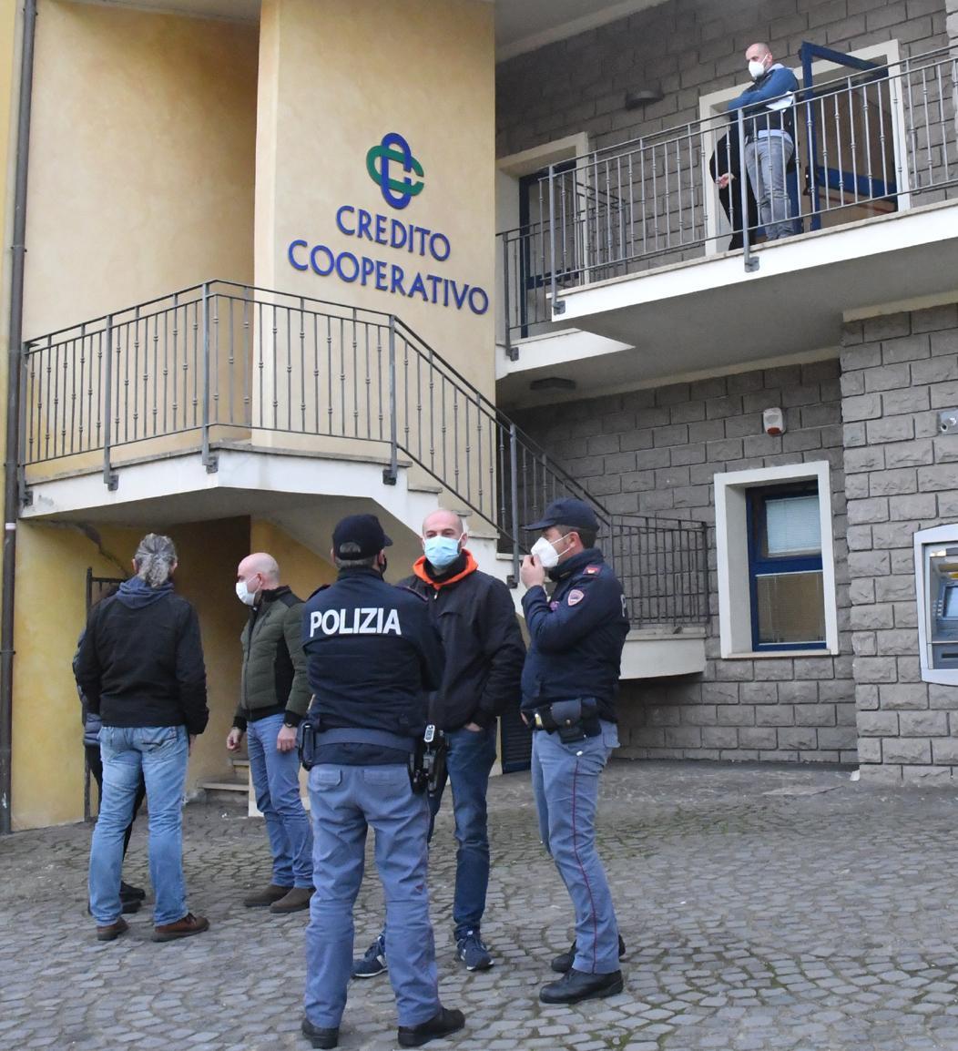 «Fuori i soldi» e scappa con 20mila euro 