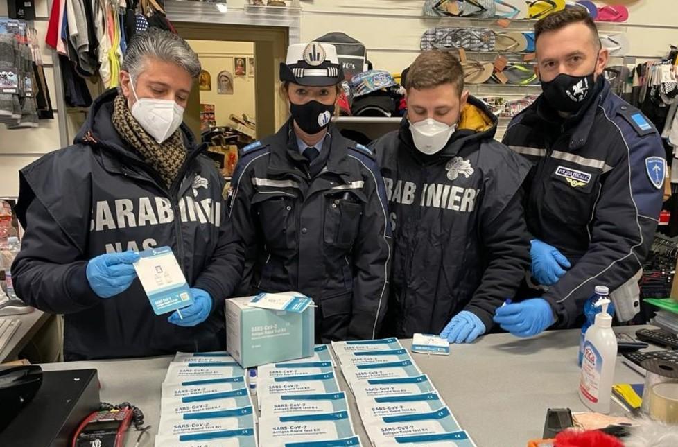 Mirandola Vendeva tamponi rapidi in un negozio di abbigliamento 