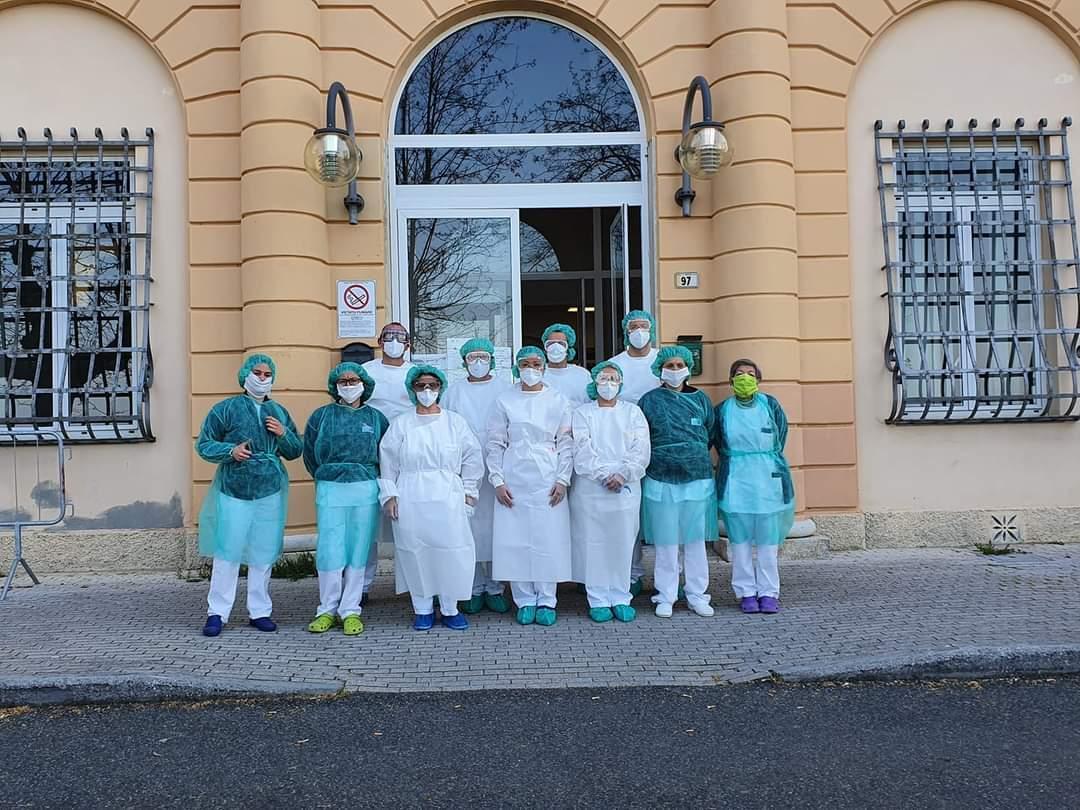 gli operatori che nel centro riabilitativo anti Covid realizzato all’ex ospedale di Campiglia seguono con i medici e i terapisti livornesi i pazienti guariti dal virus provenienti dalla Rianimazione e dai reparti Covid degli Spedali Riuniti