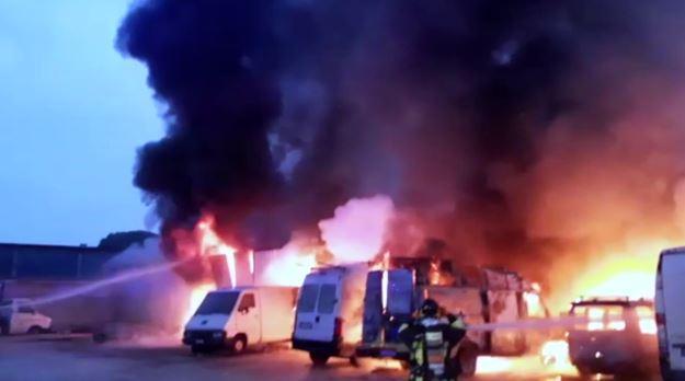Vaccolino, rimessa a fuoco: quindici mezzi danneggiati