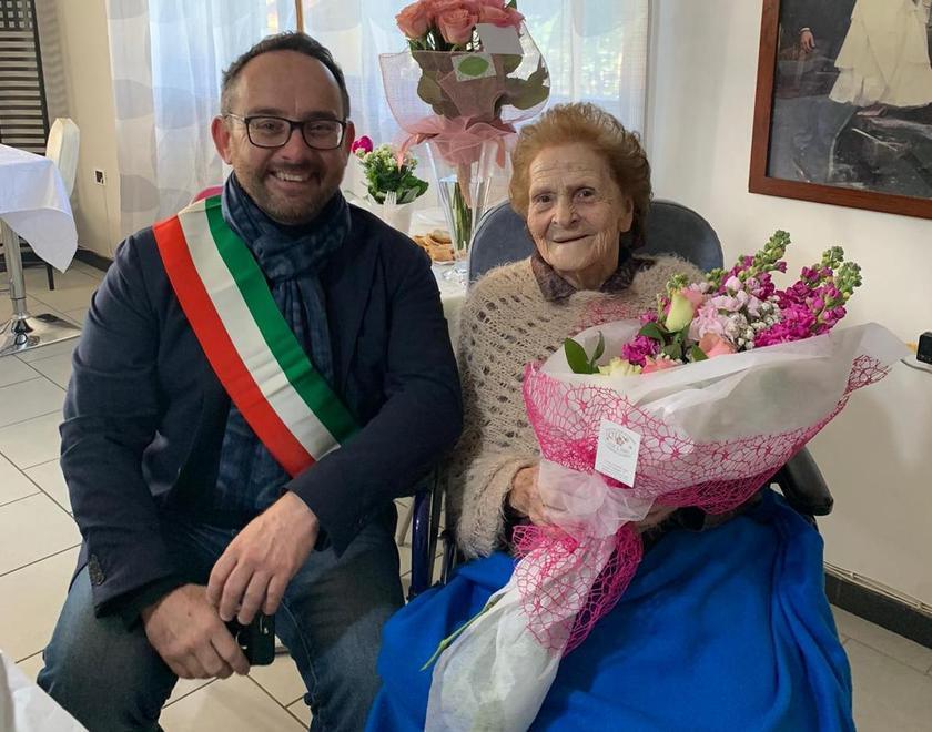 Lina, con il sindaco di Luni Alessandro Silvestri, in occasione del centesimo compleanno