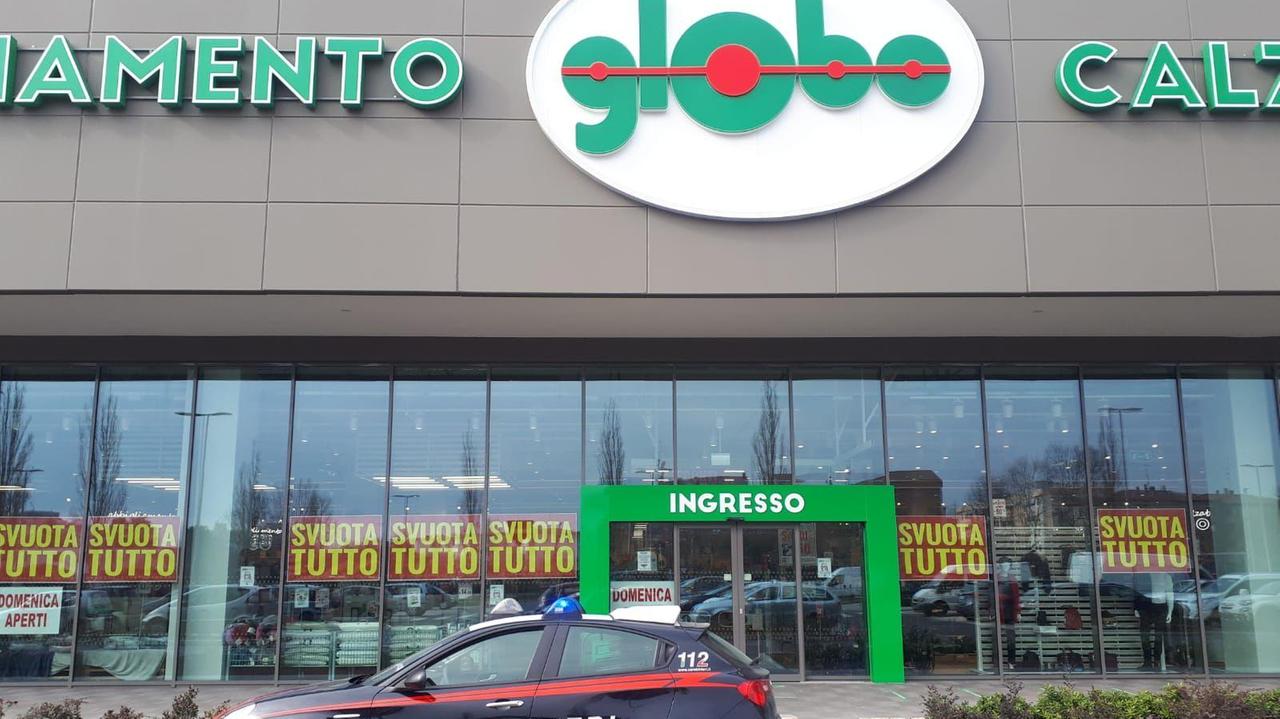 Carpi. Ruba abiti al market "Il Globo", ma suona l'allarme: "Ho una protesi in metallo all'anca". Arrestato