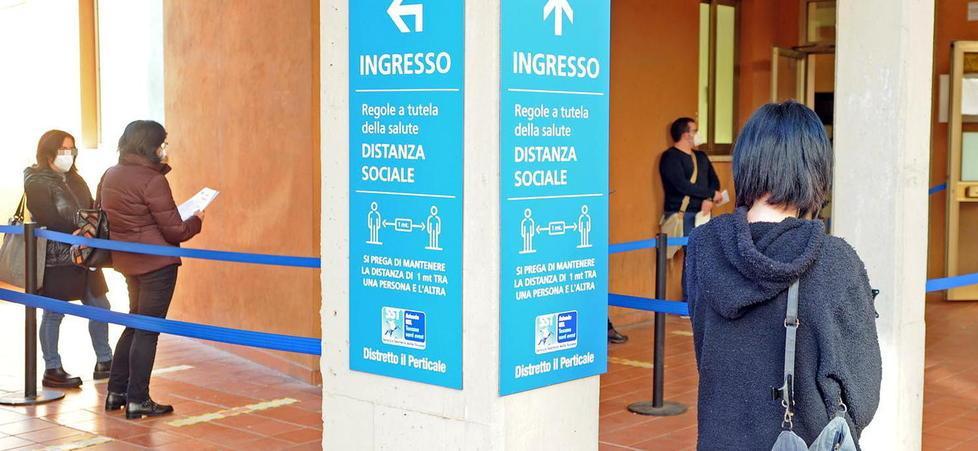 Medici pronti a vaccinare gli over 80 ma con poche dosi: serviranno dei mesi 