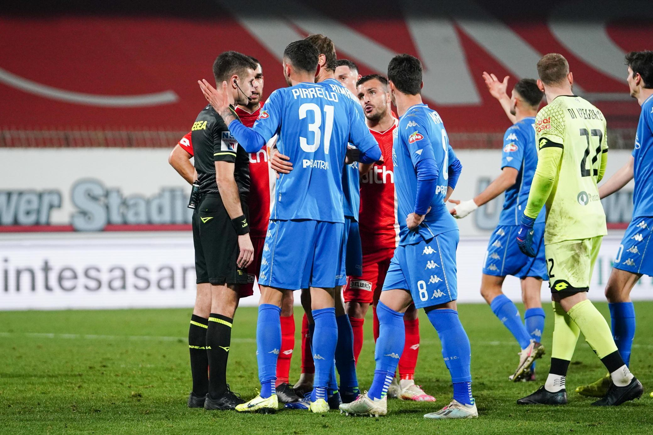 Le proteste degli azzurri nei confronti dell’arbitro Giua, il primo a penalizzare l’Empoli nella gara di Monza (Foto agenzia Massimo Sestini)