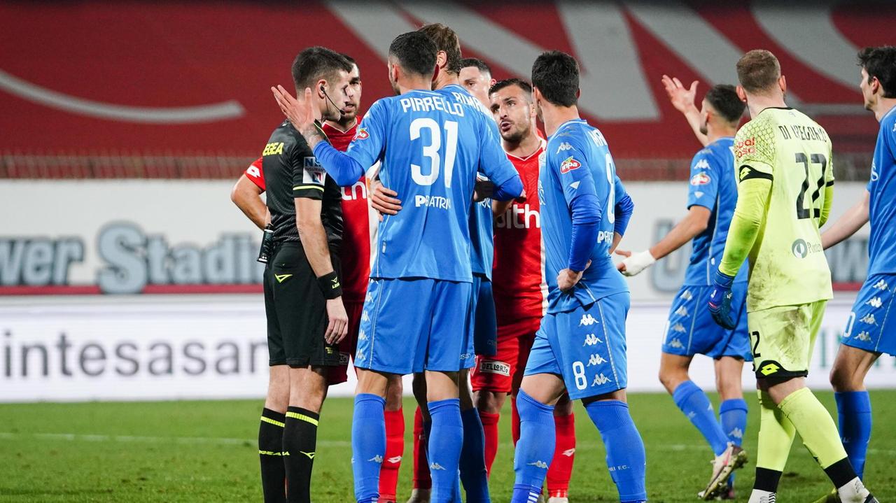 Le proteste degli azzurri nei confronti dell’arbitro Giua, il primo a penalizzare l’Empoli nella gara di Monza (Foto agenzia Massimo Sestini)