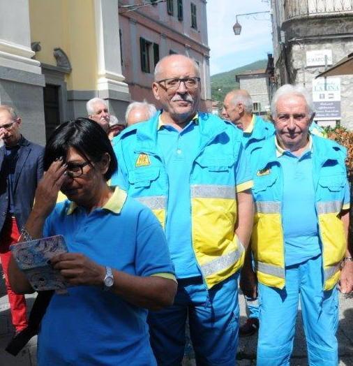 Al centro, il presidente Barbieri con alcuni volontari a una manifestazione