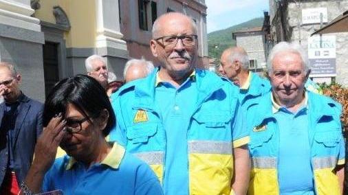 Al centro, il presidente Barbieri con alcuni volontari a una manifestazione