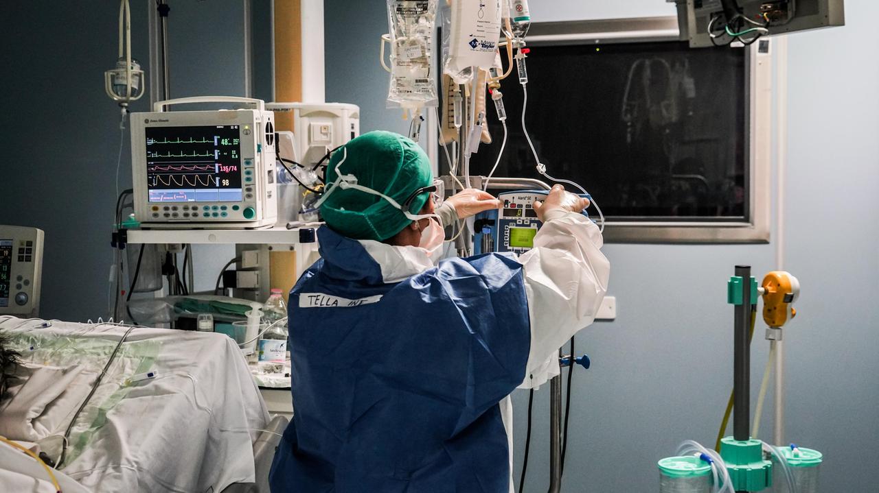 Un reparto di terapia intensiva durante l'epidemia Covid (foto archivio)