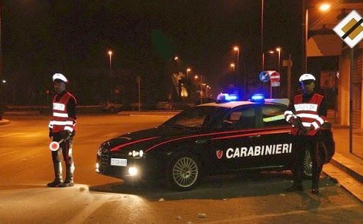 Scappa nei campi dopo l'alt dei carabinieri e quando viene preso li aggredisce 