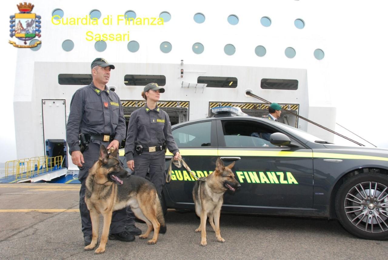 Olbia, nigeriano bloccato al porto: aveva ingerito 11 ovuli pieni di eroina