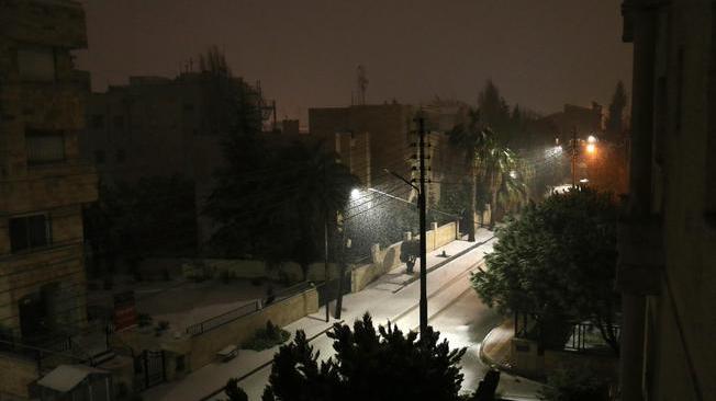 Giordania: Amman coperta dalla neve, traffico in tilt