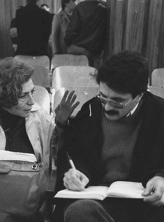 Un giovanissimo Piero Mannironi intervista Luciana Castellina per l'inchiesta sui missili alla Maddalena