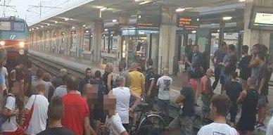 Un momento della protesta sui binari della stazione centrale