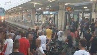 Un momento della protesta sui binari della stazione centrale