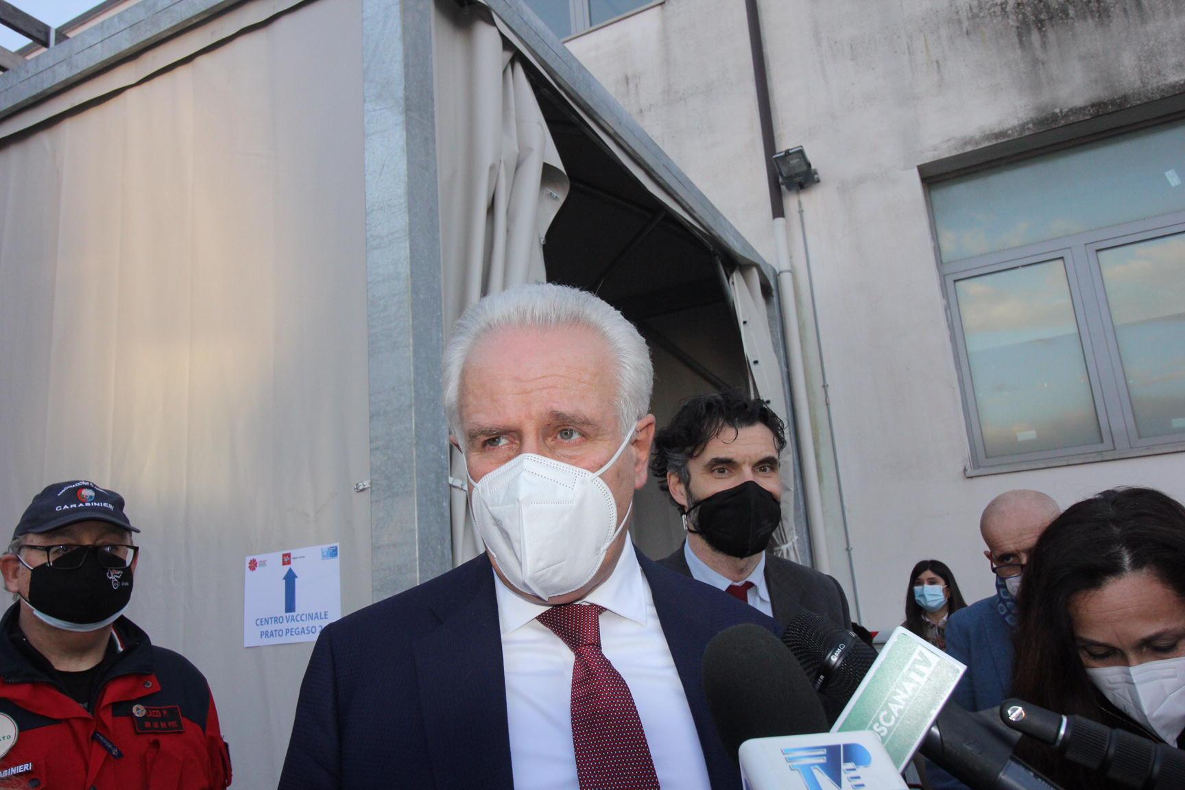 Giani sull'impennata dei casi: "Nervi saldi". Focolai in diverse scuole 
