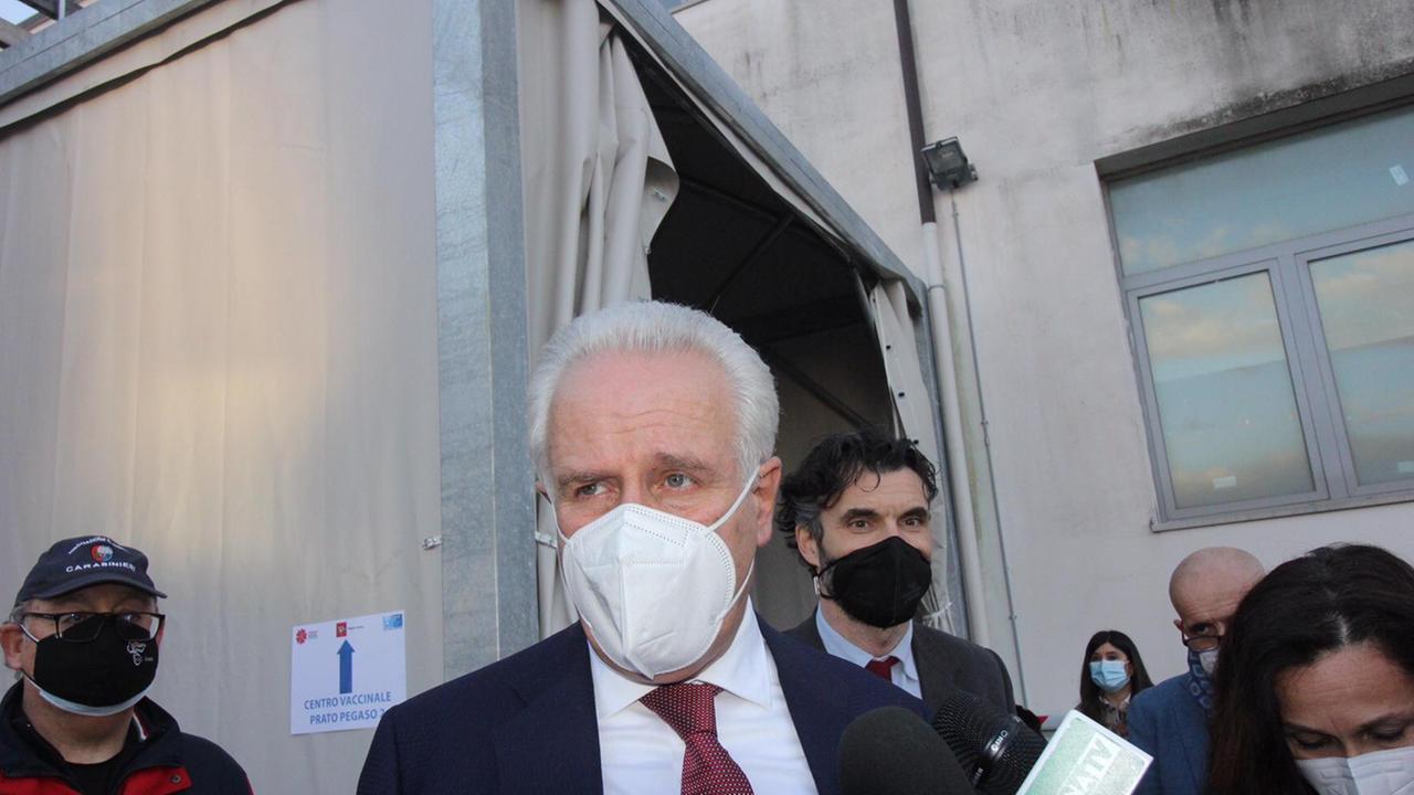 Giani sull'impennata dei casi: "Nervi saldi". Focolai in diverse scuole