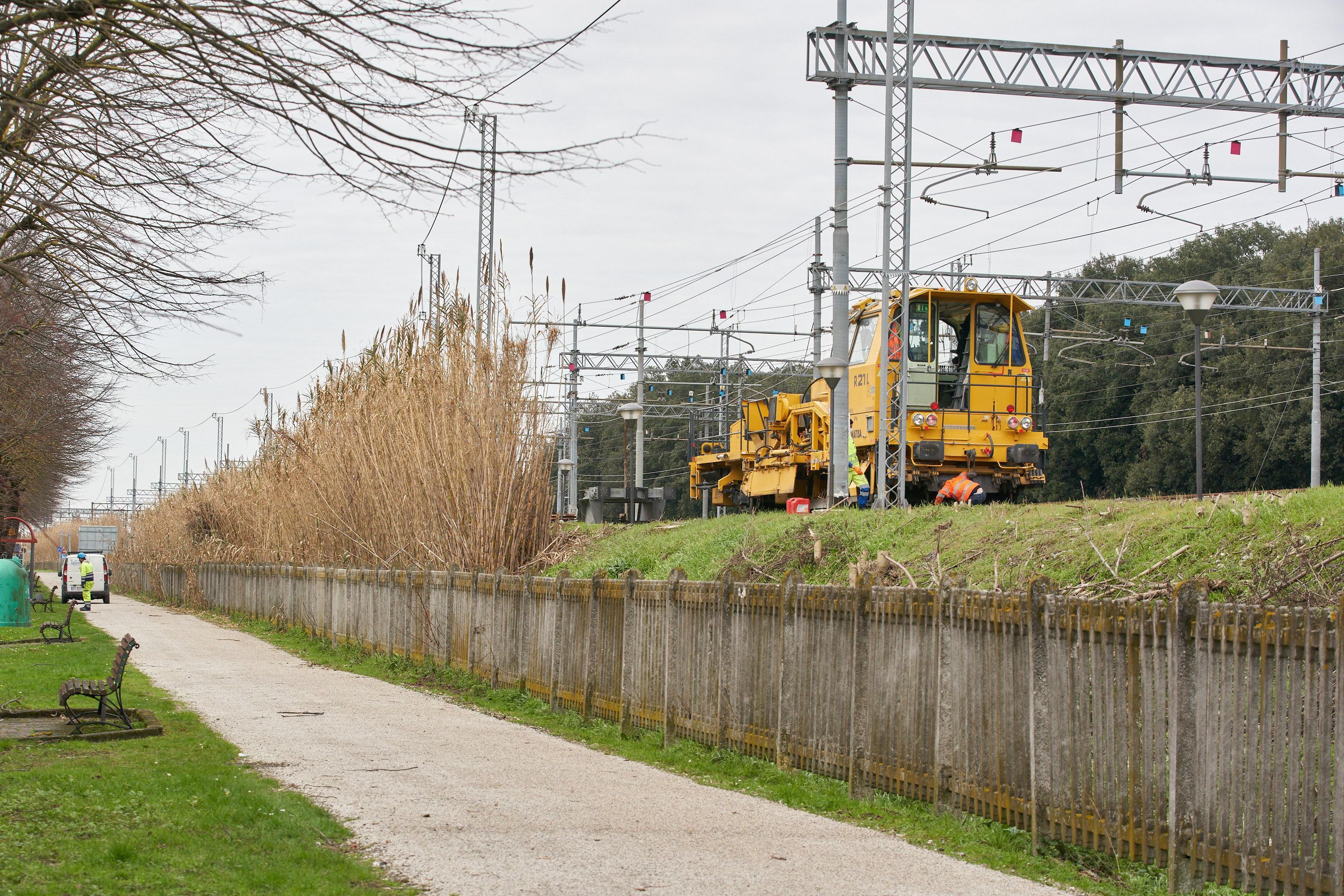 Operai al lavoro sui binari ferroviari lungo viale IV Novembre (foto Carlo Sestini)
