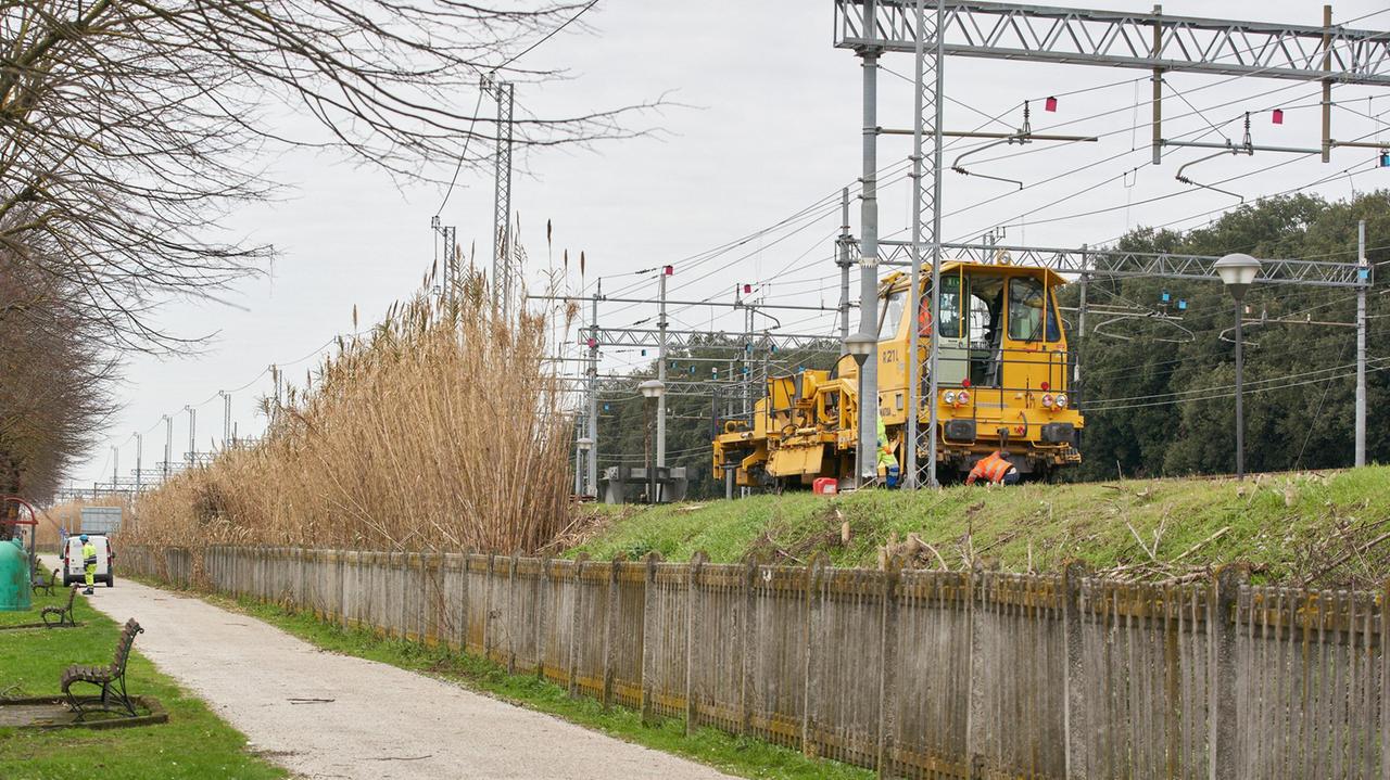Operai al lavoro sui binari ferroviari lungo viale IV Novembre (foto Carlo Sestini)