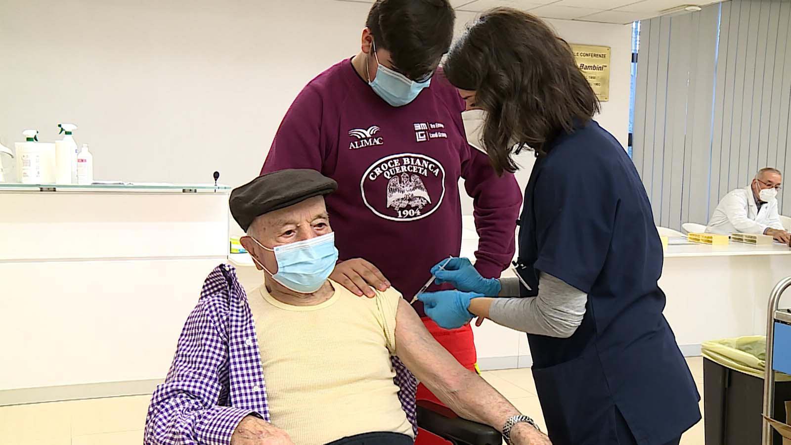 Il primo vaccinato ha 100 anni: "È una cosa splendida" 