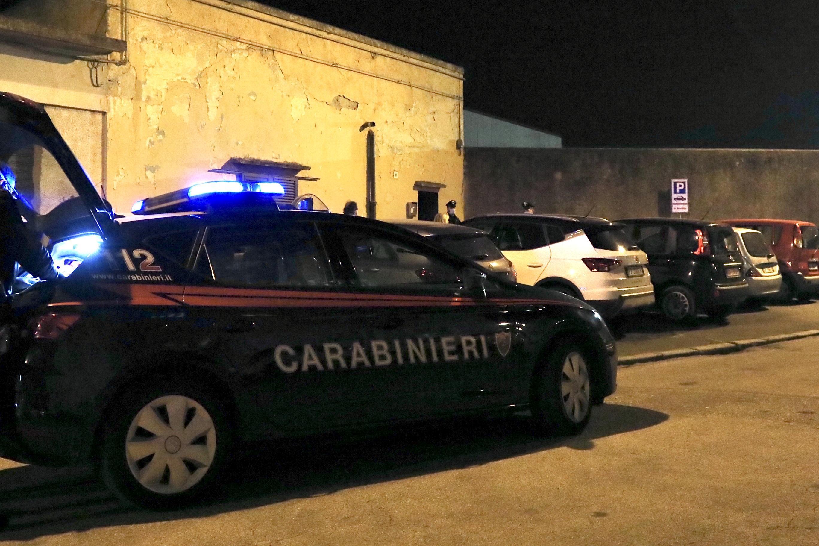 Danneggia le auto a sei vicini di casa: livornese di 48 anni indagato    