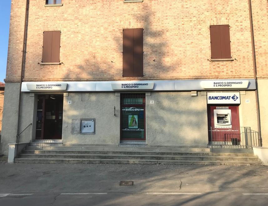 Castelvetro, la protesta di Levizzano: «Non chiudete la banca» 