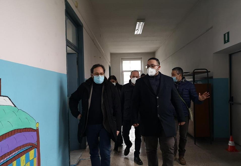 Piove alla Comasca e alla Don Milani Il sindaco in visita 