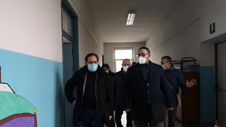 Piove alla Comasca e alla Don Milani Il sindaco in visita