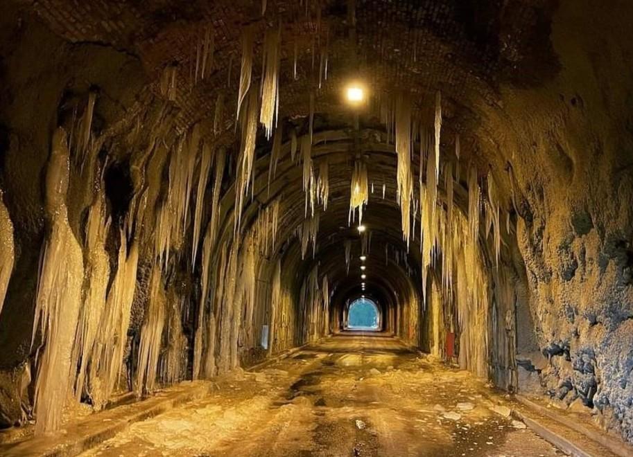 Il fascino e la meraviglia di quelle stalattiti nel tunnel 