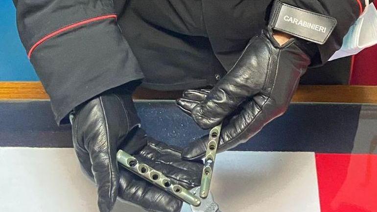Violenta una prostituta e la rapina col coltello