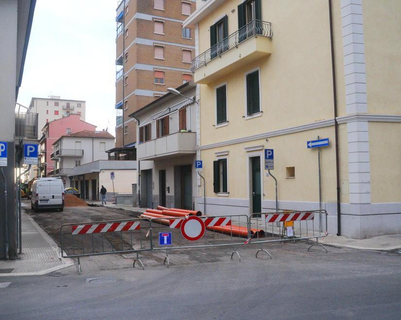 Si apre il cantiere per ripavimentare la via E la rete fognaria cede 