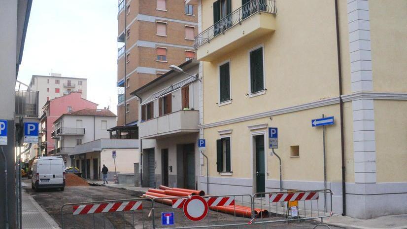 Si apre il cantiere per ripavimentare la via E la rete fognaria cede