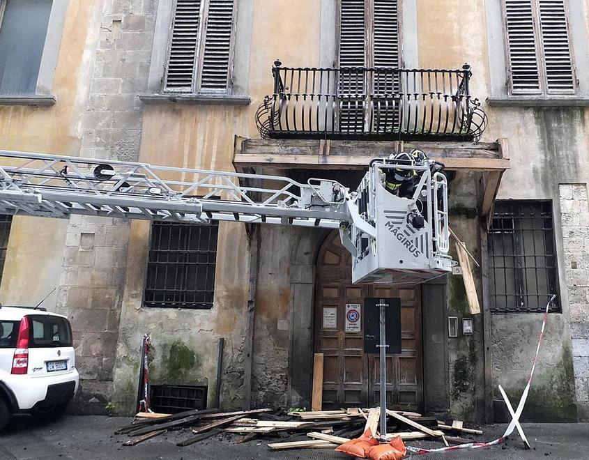 Cede impalcatura di un palazzo storico 