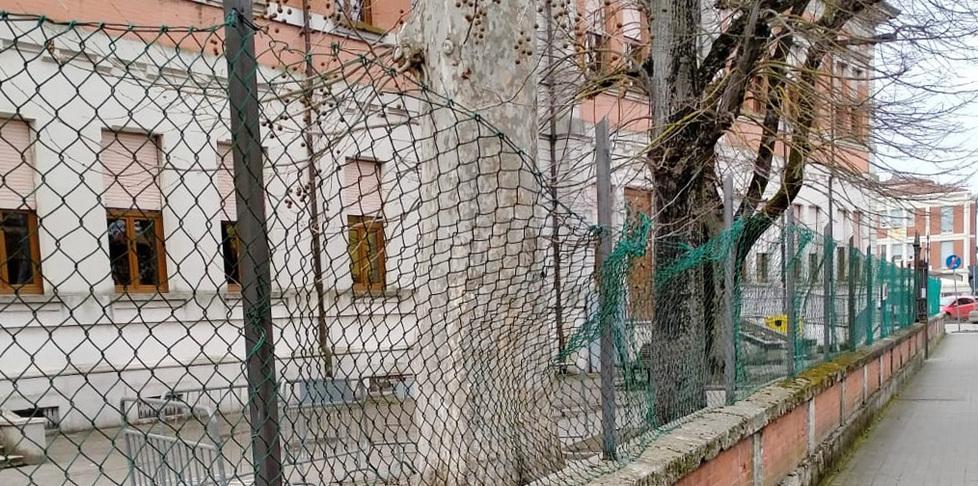 Scuole Montessori Recinzione e cortile vanno sistemati 