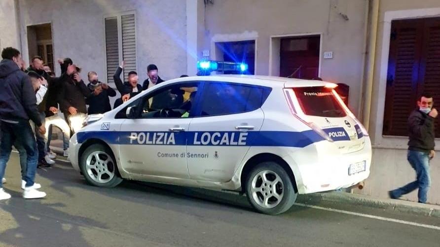Auto della Polizia locale incastrata