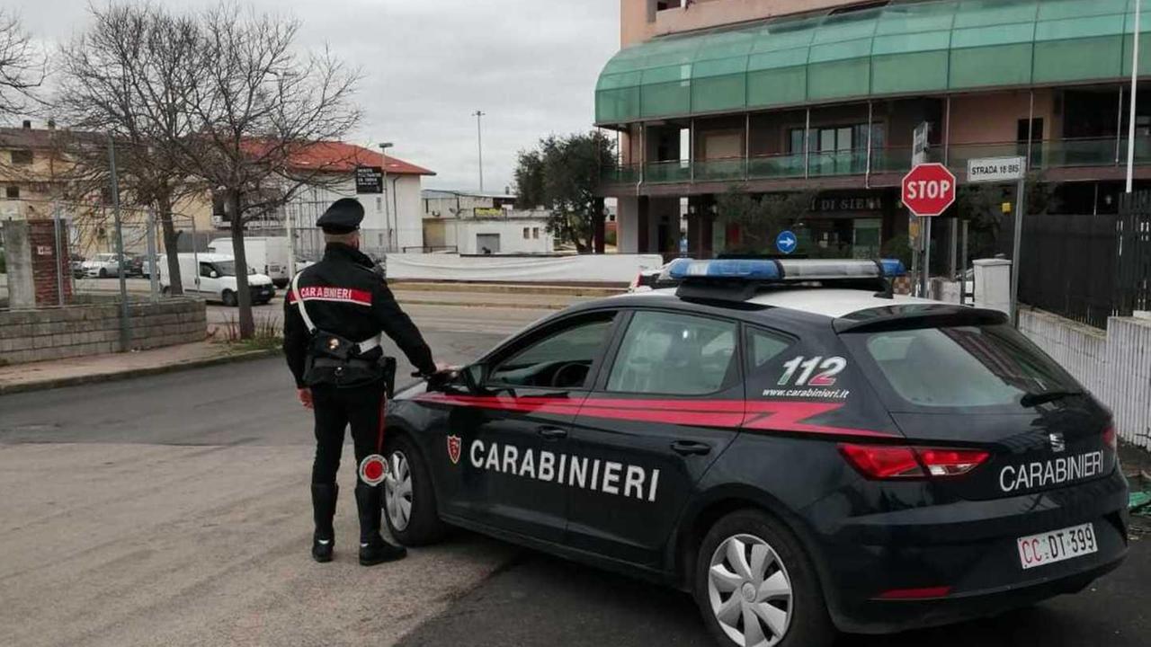 Insulta e aggredisce i carabinieri: arrestato 